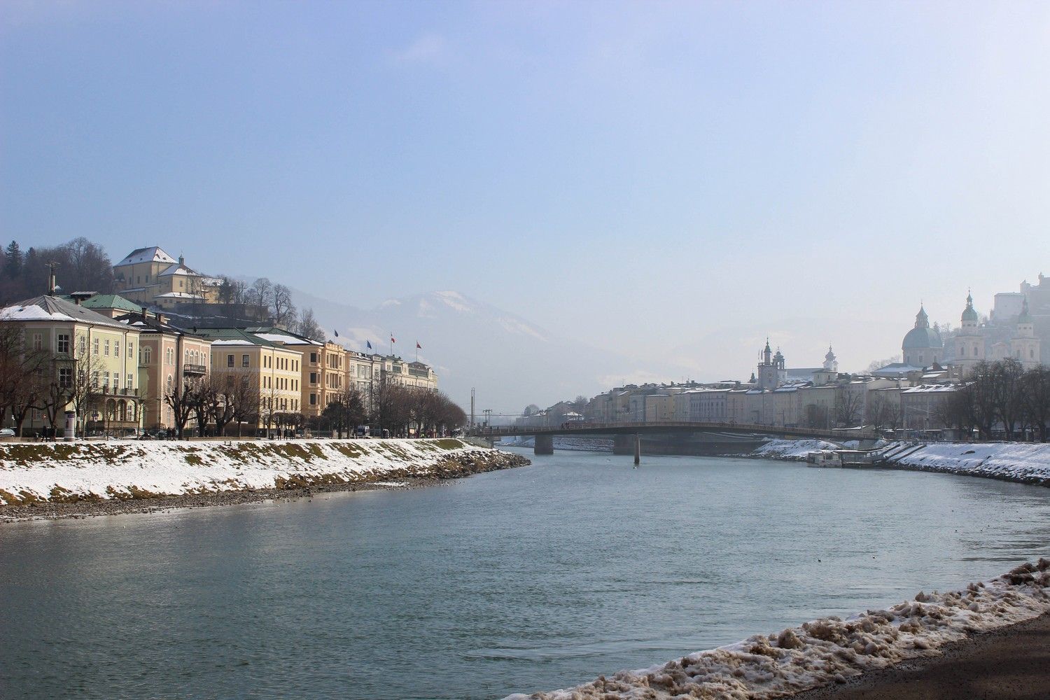 Uitzicht op Salzburg vanaf de Salzach