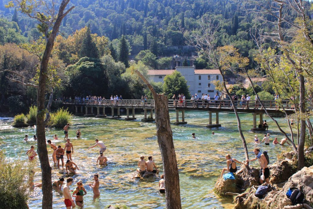 Zwemmen onder een waterval bij Skradinski Buk in Nationaal Park Krka