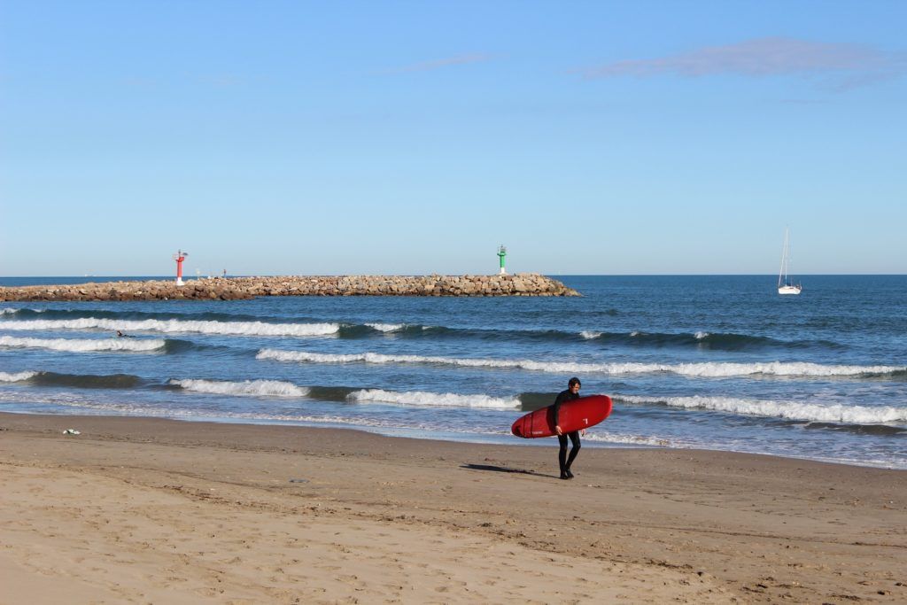 Het strand bij Port Saplaya