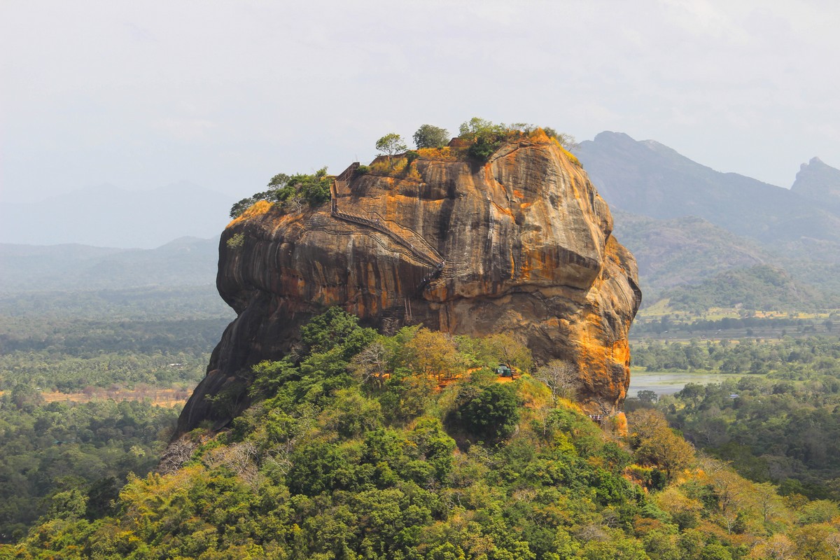 Beklim de Pidurangala Rock en bewonder de Lion Rock in Sigiriya, Sri Lanka