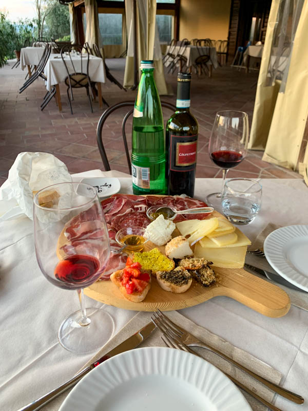 Antipasti plank in Narni, Umbrië