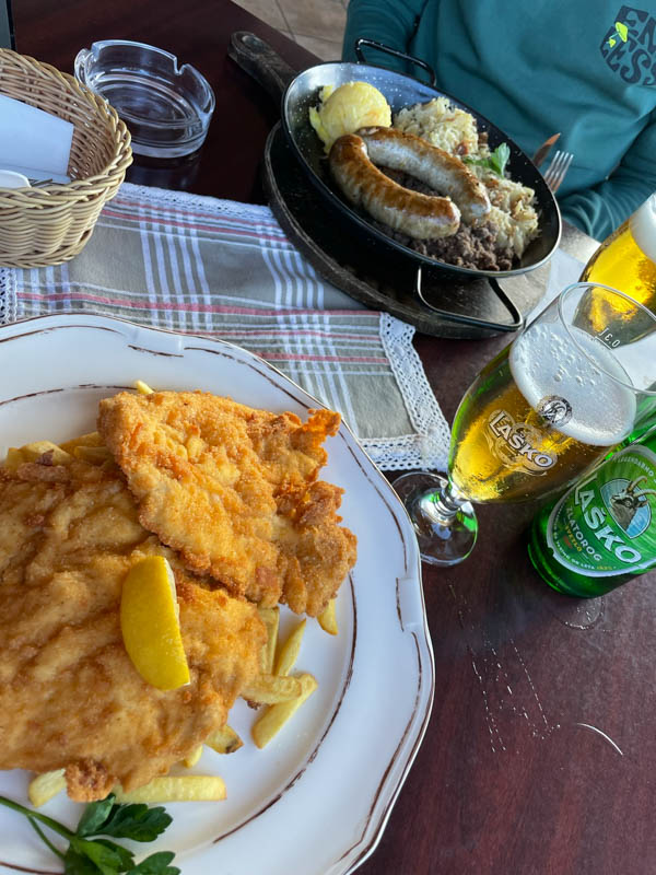 Schnitzel en zuurkoolschotel in Slovenië